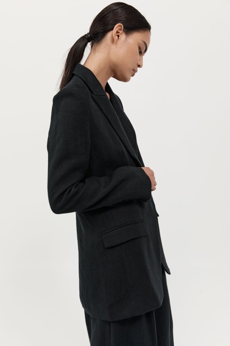 ST. AGNI Tailored Linen Blazer - Black | Tailoring