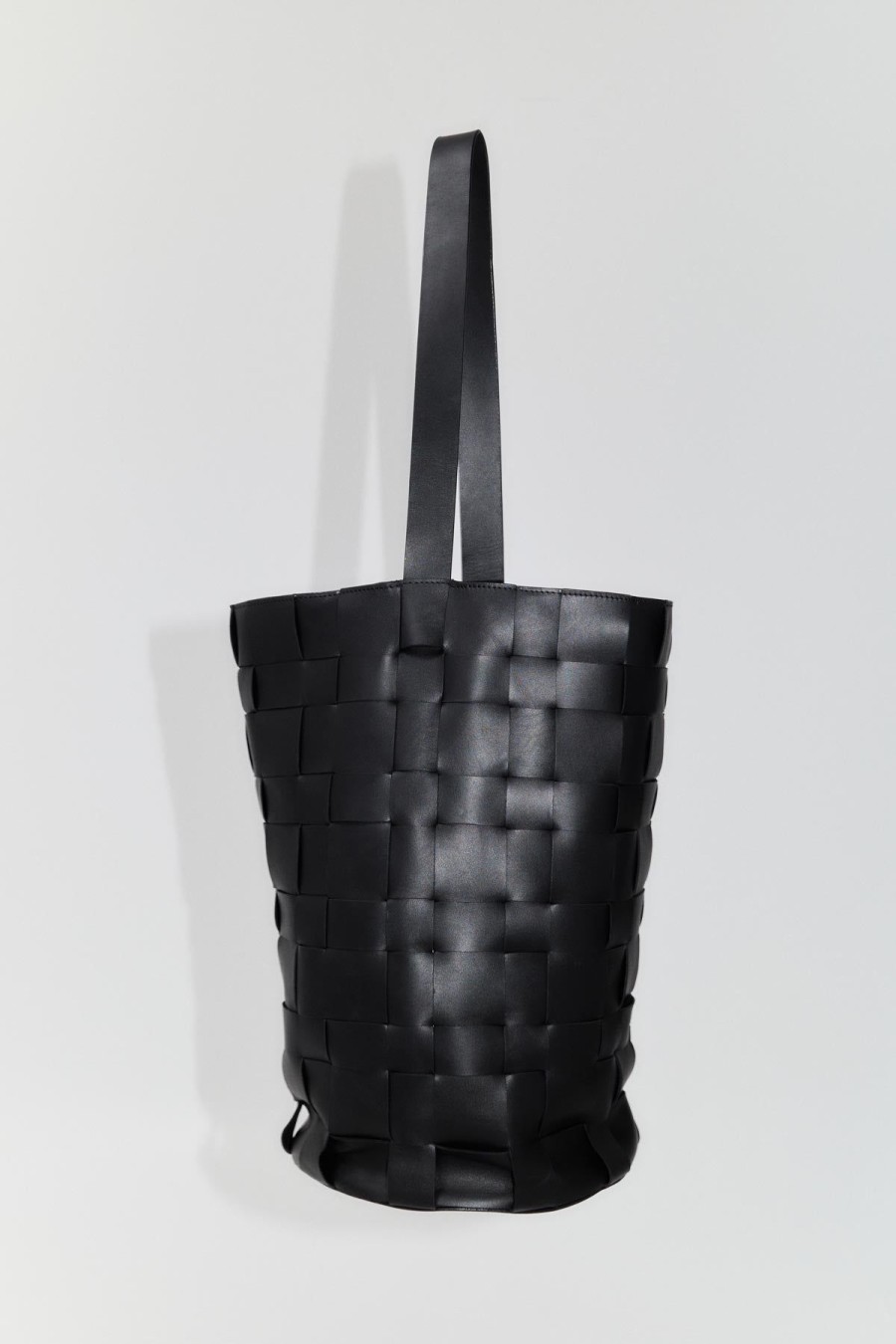 ST. AGNI Woven Bucket Bag - Black | Bags