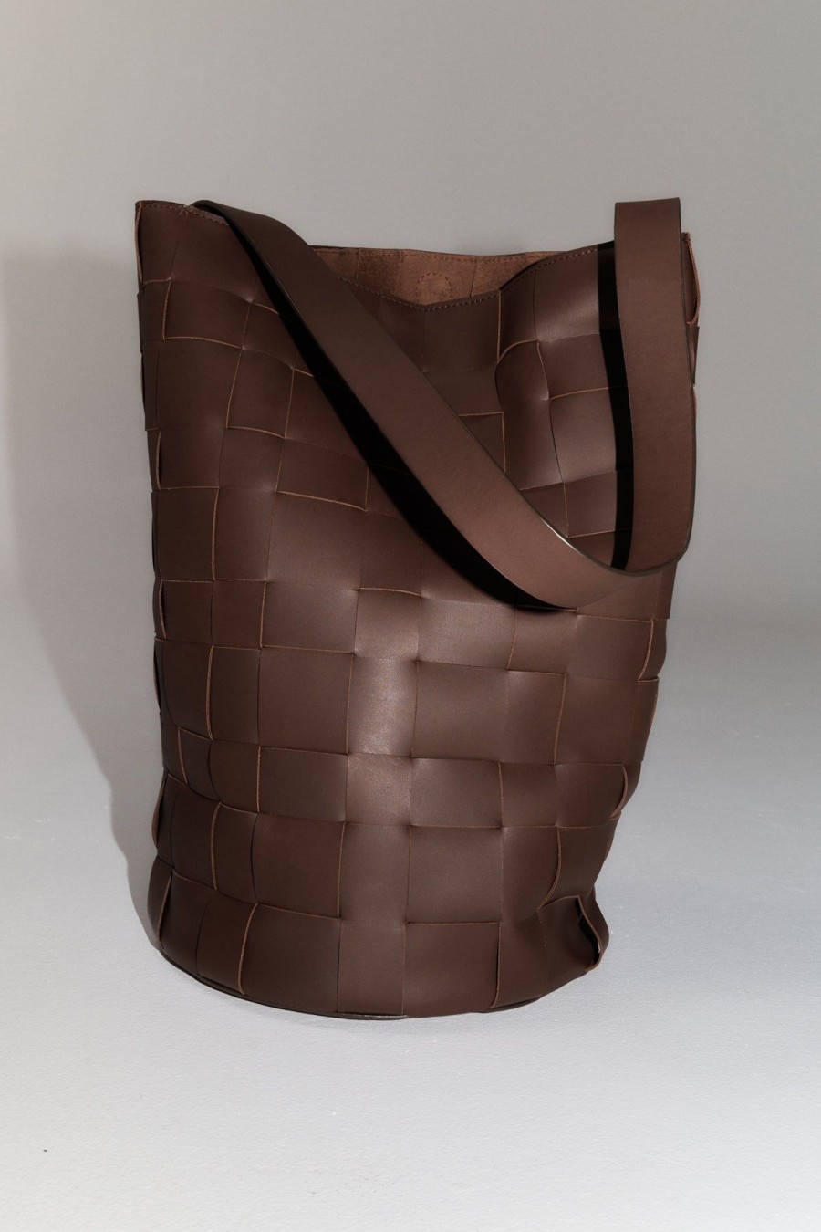 ST. AGNI Woven Bucket Bag - Chocolate | Uni