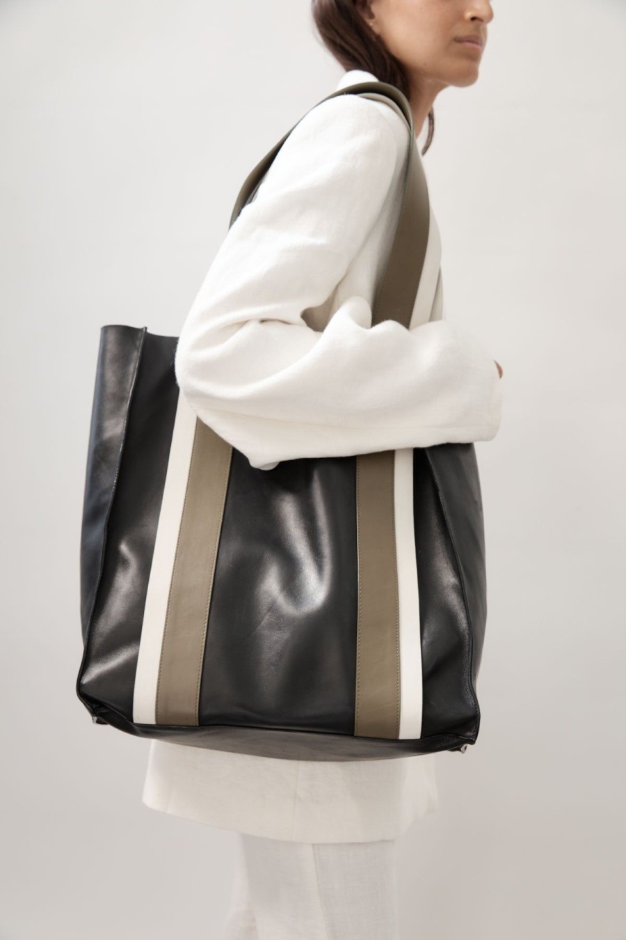 ST. AGNI Contrast Tote - Black | Uni