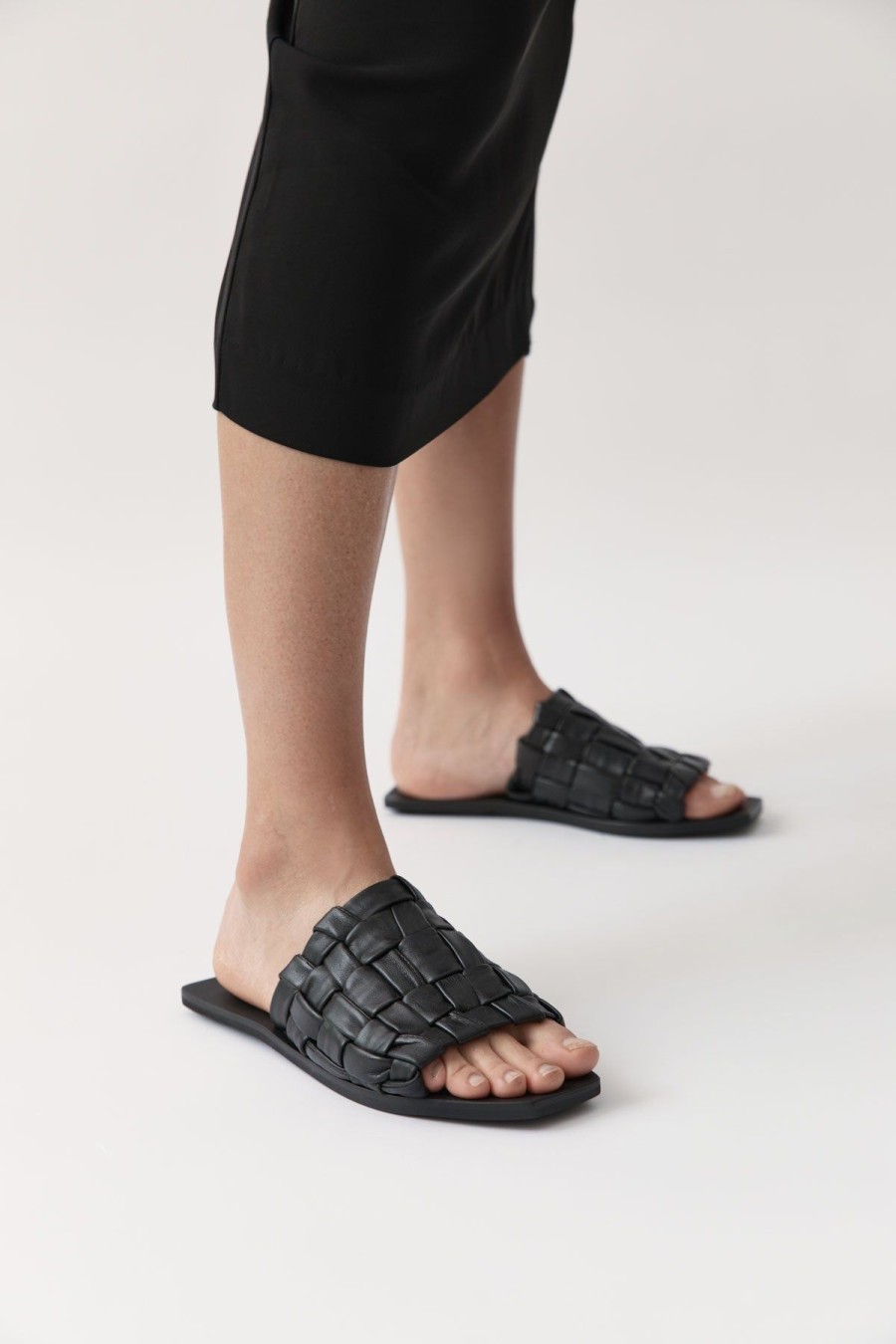 ST. AGNI Textured Slide - Black | Slides