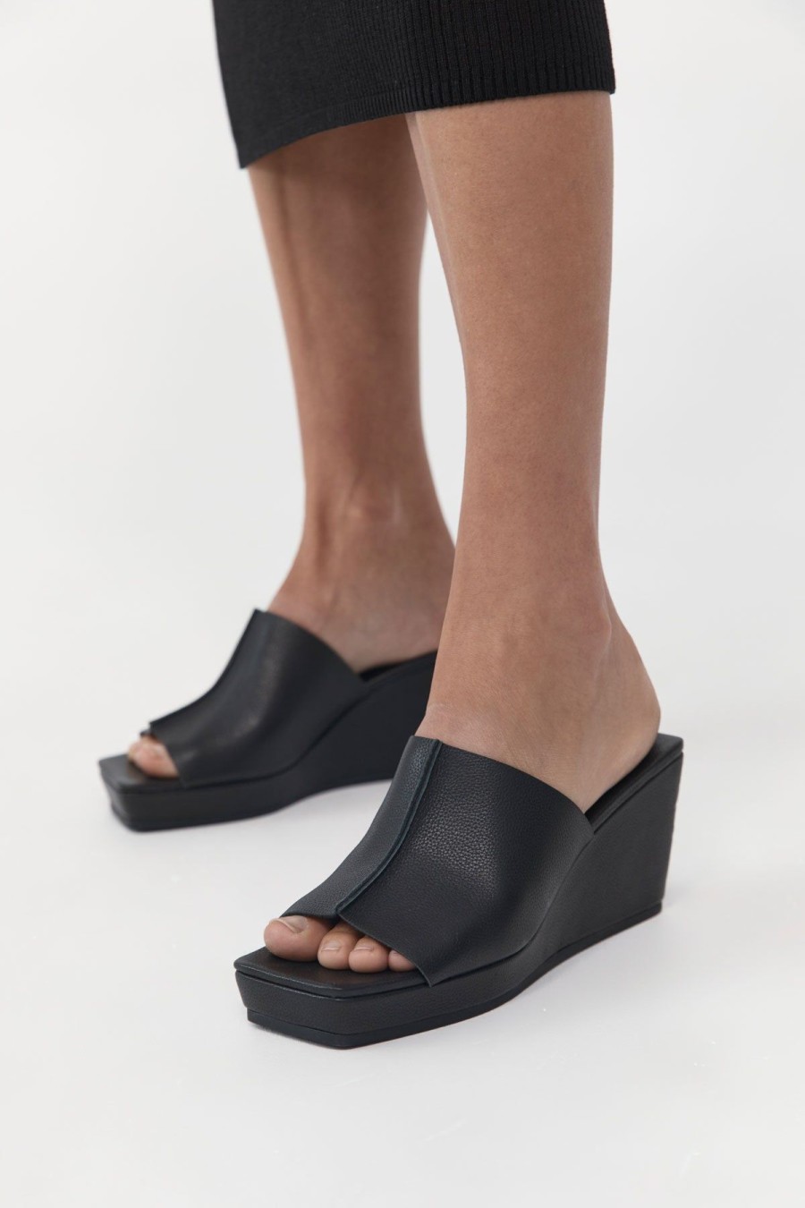 ST. AGNI Maria Wedge - Black | Wedges