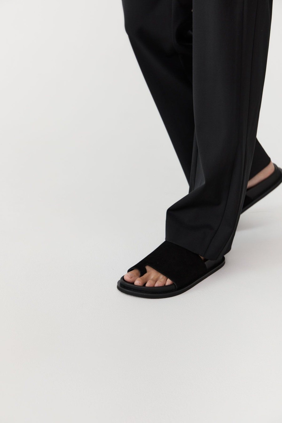 ST. AGNI Loe Suede Slide - Black | Uni