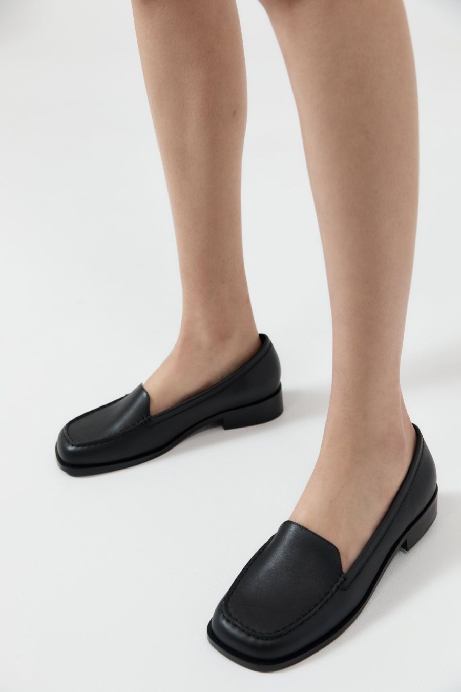 ST. AGNI Classic Loafer - Black | Loafers