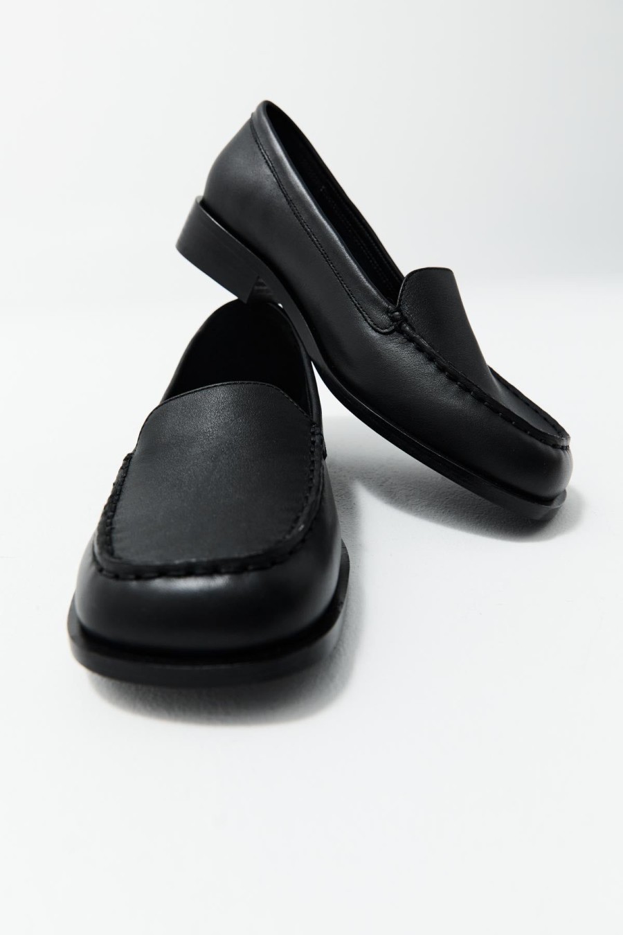 ST. AGNI Classic Loafer - Black | Loafers