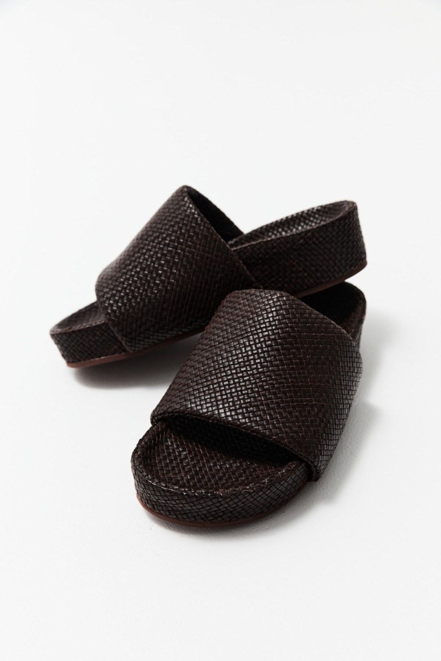 ST. AGNI Woven Everyday Flatform Slide - Chocolate | Flatforms