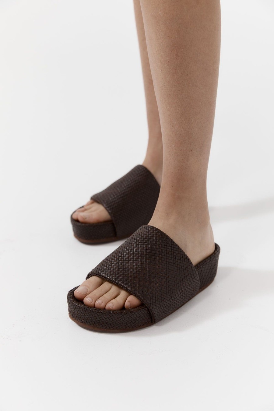 ST. AGNI Woven Everyday Flatform Slide - Chocolate | Flatforms