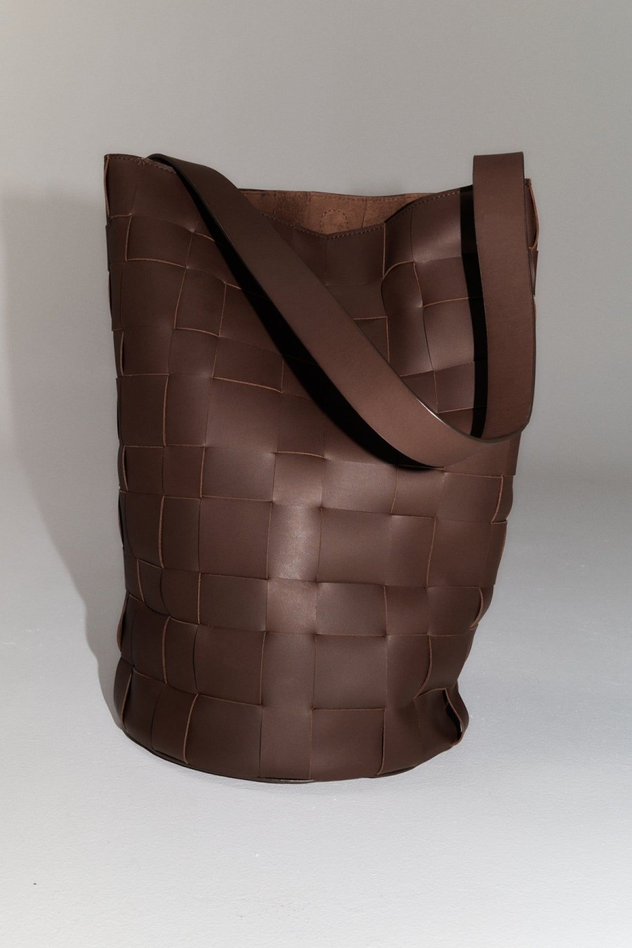 ST. AGNI Woven Bucket Bag - Chocolate | Bags